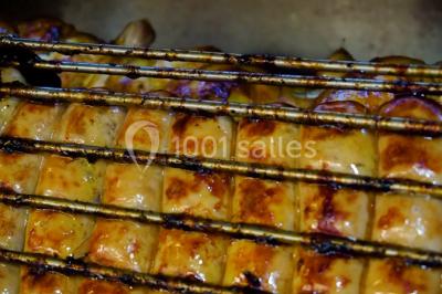 Illustration d'une poule stylisée en mouvement avec le texte ’La Cocotte Mobile’ sur un fond circulaire.