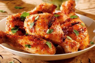 Illustration d'une poule stylisée en mouvement avec le texte ’La Cocotte Mobile’ sur un fond circulaire.