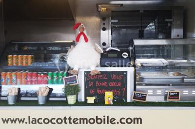 Illustration d'une poule stylisée en mouvement avec le texte ’La Cocotte Mobile’ sur un fond circulaire.