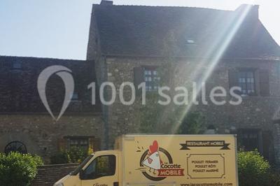 Illustration d'une poule stylisée en mouvement avec le texte ’La Cocotte Mobile’ sur un fond circulaire.