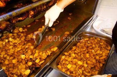 Illustration d'une poule stylisée en mouvement avec le texte ’La Cocotte Mobile’ sur un fond circulaire.