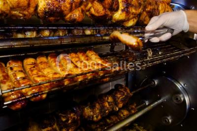 Illustration d'une poule stylisée en mouvement avec le texte ’La Cocotte Mobile’ sur un fond circulaire.