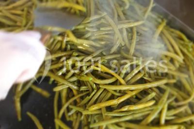 Illustration d'une poule stylisée en mouvement avec le texte ’La Cocotte Mobile’ sur un fond circulaire.