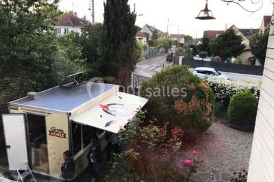 Illustration d'une poule stylisée en mouvement avec le texte ’La Cocotte Mobile’ sur un fond circulaire.