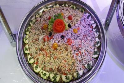 Plateau de pâté en croûte décoré de légumes frais, tranches de tomate, concombre et garniture de salade verte.