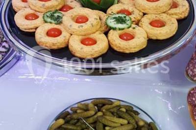 Plateau de pâté en croûte décoré de légumes frais, tranches de tomate, concombre et garniture de salade verte.