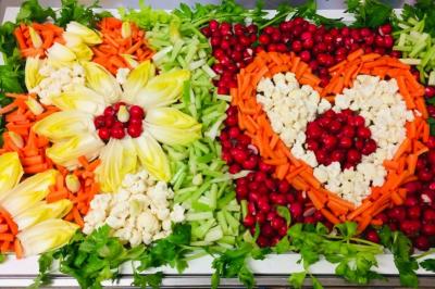 Plateau de pâté en croûte décoré de légumes frais, tranches de tomate, concombre et garniture de salade verte.
