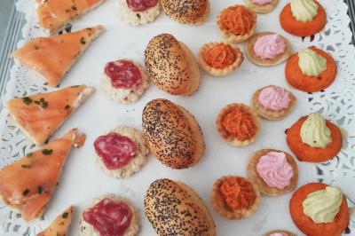 Plat composé d'une cuisse de volaille nappée de sauce, pommes de terre rôties et roulé de légumes en forme de fleur.