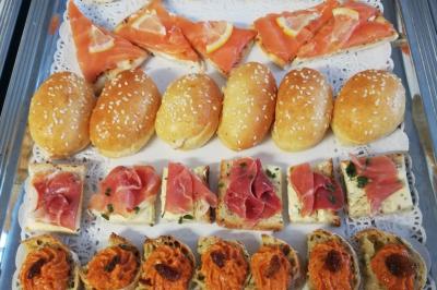 Plat composé d'une cuisse de volaille nappée de sauce, pommes de terre rôties et roulé de légumes en forme de fleur.