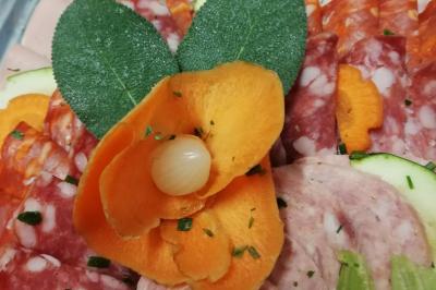 Table avec une pièce montée, des bouteilles de champagne, une pyramide de flûtes et une pile d'assiettes blanches.
