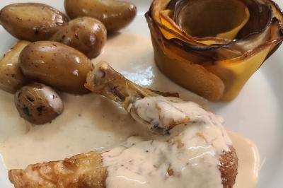 Table avec une pièce montée, des bouteilles de champagne, une pyramide de flûtes et une pile d'assiettes blanches.