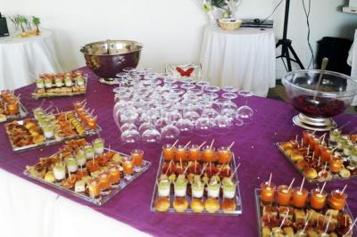 Gâteau décoré de tranches de fraises disposées en cercle avec une fraise entière et une feuille de menthe au centre.