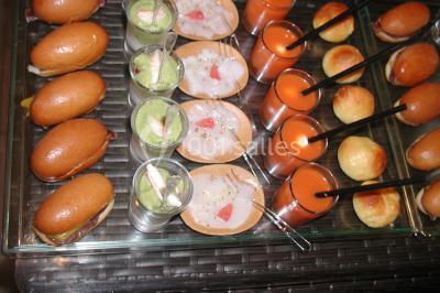 Gâteau décoré de tranches de fraises disposées en cercle avec une fraise entière et une feuille de menthe au centre.