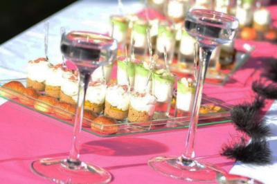 Gâteau décoré de tranches de fraises disposées en cercle avec une fraise entière et une feuille de menthe au centre.