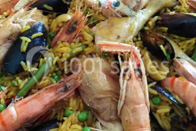 Gâteau décoré de tranches de fraises disposées en cercle avec une fraise entière et une feuille de menthe au centre.