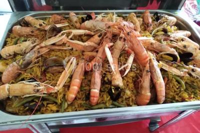 Gâteau décoré de tranches de fraises disposées en cercle avec une fraise entière et une feuille de menthe au centre.