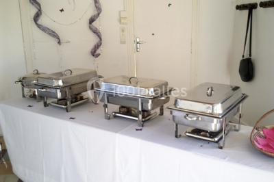 Gâteau décoré de tranches de fraises disposées en cercle avec une fraise entière et une feuille de menthe au centre.