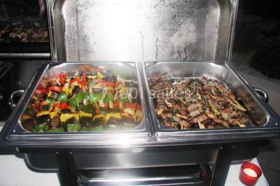 Gâteau décoré de tranches de fraises disposées en cercle avec une fraise entière et une feuille de menthe au centre.