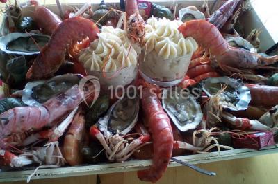 Gâteau décoré de tranches de fraises disposées en cercle avec une fraise entière et une feuille de menthe au centre.