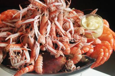 Gâteau décoré de tranches de fraises disposées en cercle avec une fraise entière et une feuille de menthe au centre.