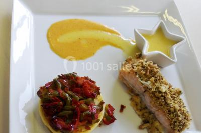 Gâteau décoré de tranches de fraises disposées en cercle avec une fraise entière et une feuille de menthe au centre.