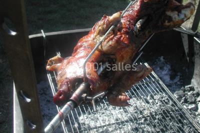 Gâteau décoré de tranches de fraises disposées en cercle avec une fraise entière et une feuille de menthe au centre.