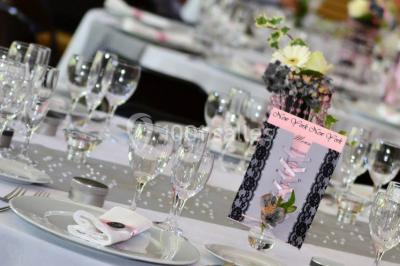 Gâteau décoré de tranches de fraises disposées en cercle avec une fraise entière et une feuille de menthe au centre.