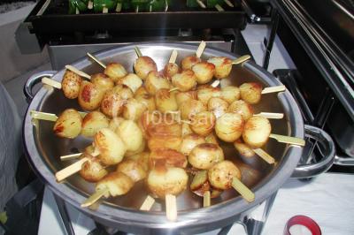 Gâteau décoré de tranches de fraises disposées en cercle avec une fraise entière et une feuille de menthe au centre.