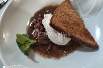 Gâteau décoré de tranches de fraises disposées en cercle avec une fraise entière et une feuille de menthe au centre.