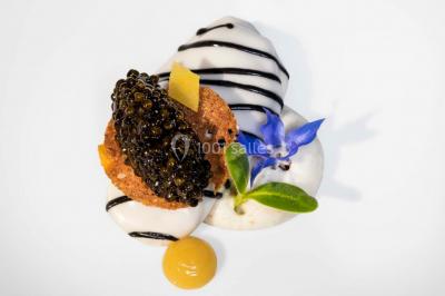 Salle de soins avec table de massage, produits de beauté, serviettes pliées, plantes et éclairage tamisé.