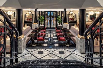 Salle de soins avec table de massage, produits de beauté, serviettes pliées, plantes et éclairage tamisé.