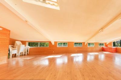 Jardin verdoyant avec des palmiers, des pins et des buissons sous un ciel ensoleillé, décoré de dessins orange.