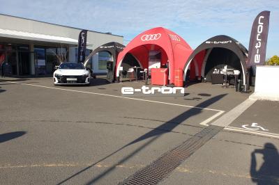 Salle intérieure avec simulateurs de golf, zone d'entraînement au putting et équipements sportifs modernes.