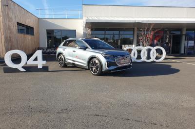 Salle intérieure avec simulateurs de golf, zone d'entraînement au putting et équipements sportifs modernes.