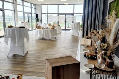 Salle intérieure avec simulateurs de golf, zone d'entraînement au putting et équipements sportifs modernes.