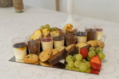 Assiettes de pastillas saupoudrées de sucre glace, accompagnées de salade verte, légumes frais et fleurs comestibles.