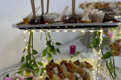 Assiettes de pastillas saupoudrées de sucre glace, accompagnées de salade verte, légumes frais et fleurs comestibles.