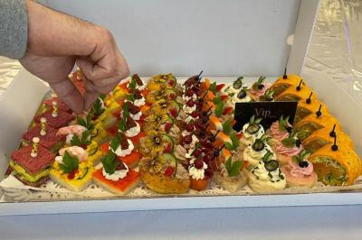 Assiettes de pastillas saupoudrées de sucre glace, accompagnées de salade verte, légumes frais et fleurs comestibles.