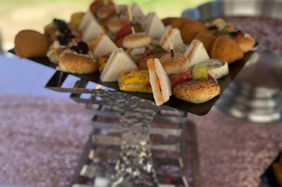 Assiettes de pastillas saupoudrées de sucre glace, accompagnées de salade verte, légumes frais et fleurs comestibles.