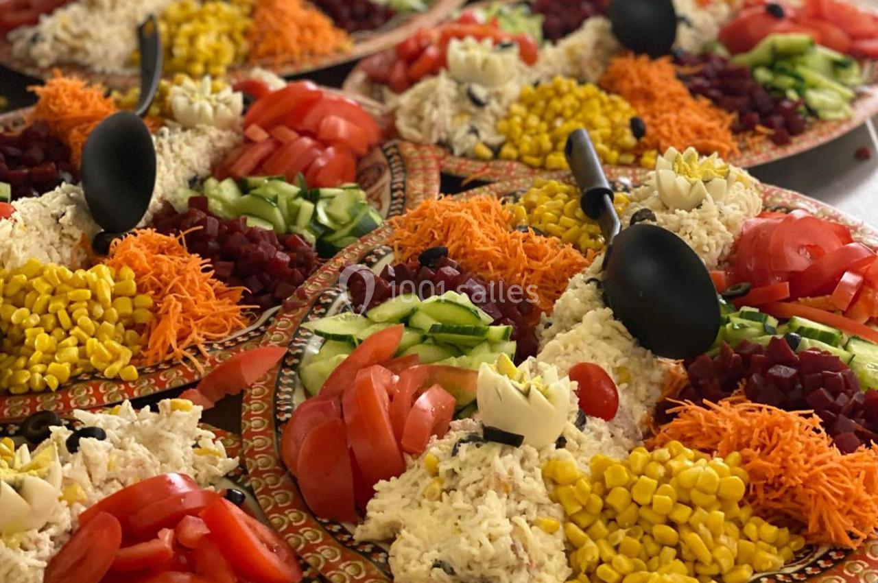 Assiettes garnies de crudités variées, riz, maïs, betteraves, carottes râpées, tomates et concombres, avec des cuillères…