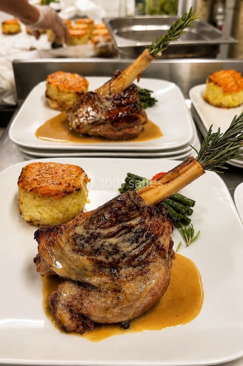 Carré d'agneau grillé nappé de sauce, accompagné de gratin de pommes de terre et haricots verts, servi sur assiette blanche.