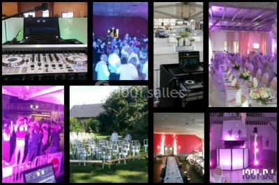 Groupe de personnes dansant sous des lumières colorées dans une salle avec un plafond industriel.