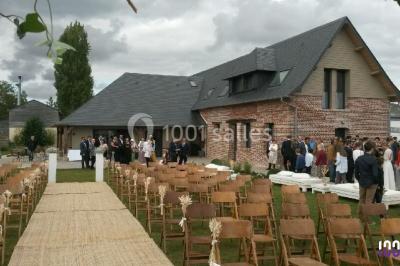 Groupe de personnes dansant sous des lumières colorées dans une salle avec un plafond industriel.