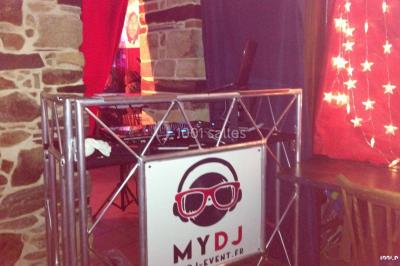 Groupe de personnes dans une salle éclairée par des lumières roses, certaines tenant des bougies.