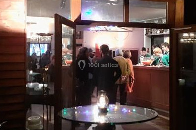 Un homme portant un casque audio mixe de la musique sur un ordinateur portable et un équipement de DJ.