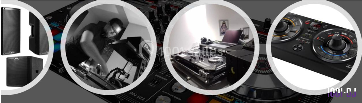 Équipements de DJ comprenant enceintes, platines, contrôleurs et un DJ en pleine performance dans un studio.