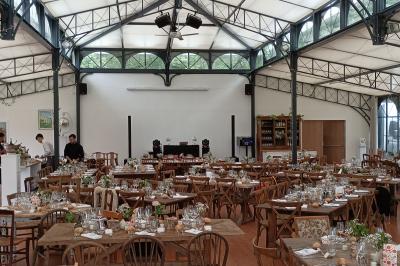 Salle décorée avec des lumières colorées, une table blanche au centre et un écran noir en arrière-plan.