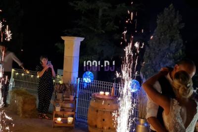 Équipement de sonorisation installé en extérieur sous une tente blanche, entouré de végétation.