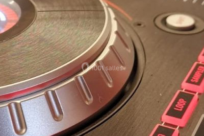 Salle de réception décorée avec des lumières violettes, tables dressées et écran affichant des prénoms.
