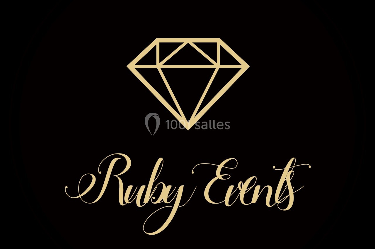 Logo minimaliste avec un diamant doré stylisé au-dessus du texte ’Ruby Events’ en écriture cursive dorée sur fond noir.
